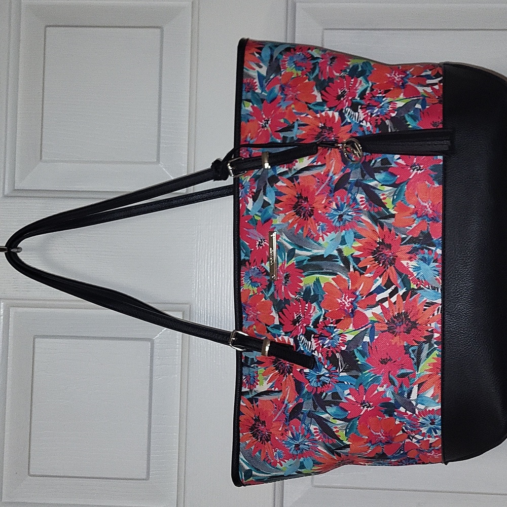 🛍Nine West Tote- Beautiful! New without Tags🛍